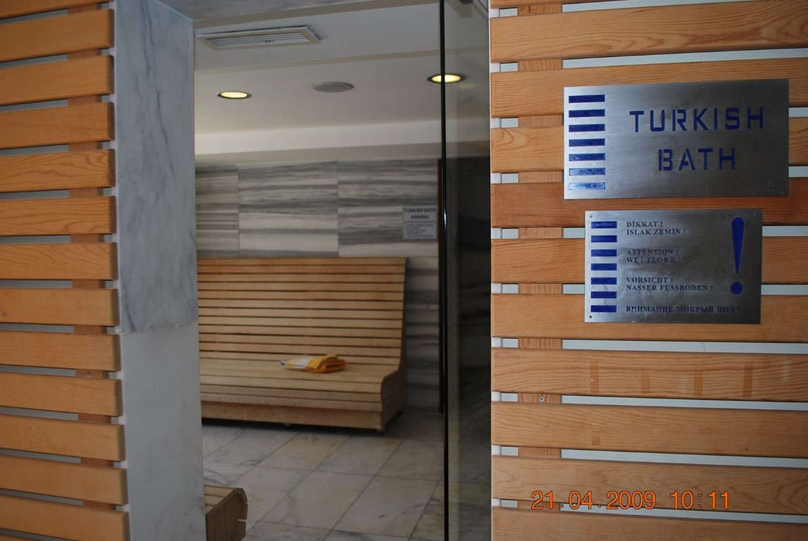 imagini hotel TITANIC LARA